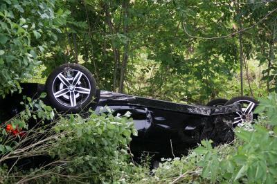 PKW faehrt Boeschung hinunter in Sindelfingen